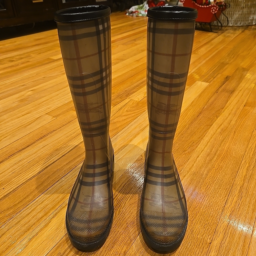 Burberry Black Textured Sole